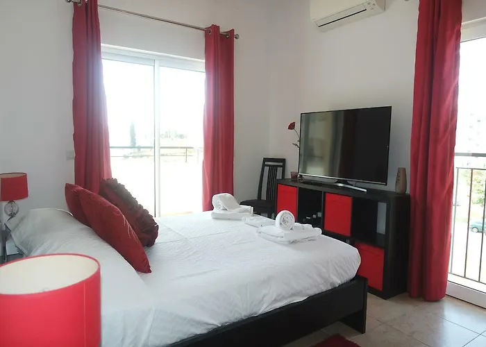 C04 - Pool View 3 Bed Apartment